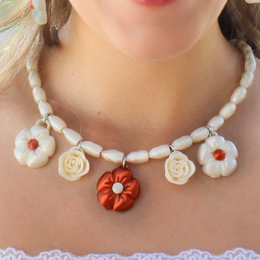 Charming flowers necklace